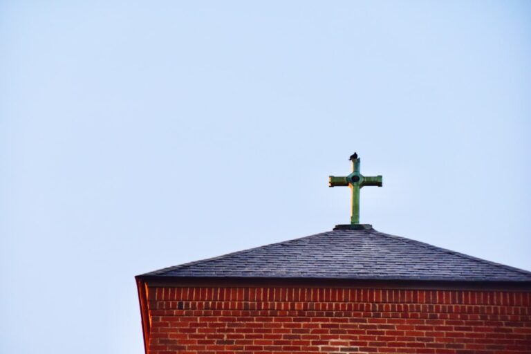 Apostazja w Polsce: procedura, skutki i statystyki