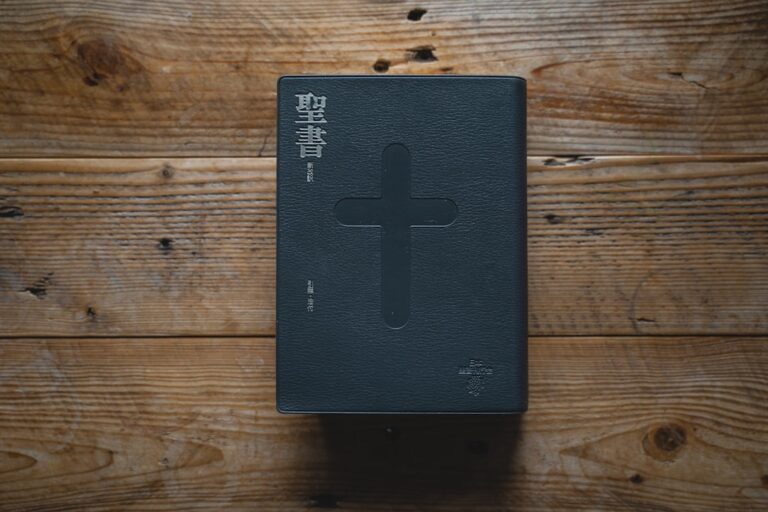 Brewiarz dla świeckich: jak zacząć modlić się Liturgią Godzin w domu?