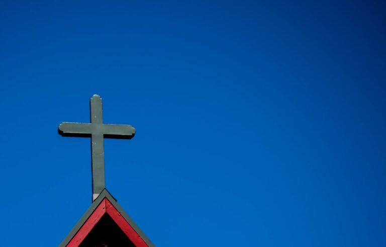 Szkaplerz karmelitański: co to jest i jak go przyjąć?